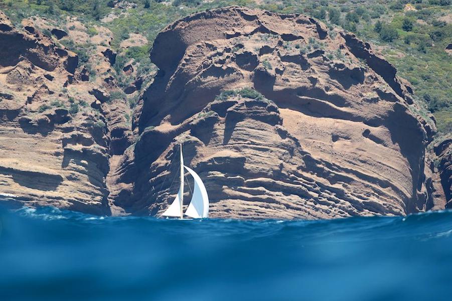 Humble et belle sous la falaise